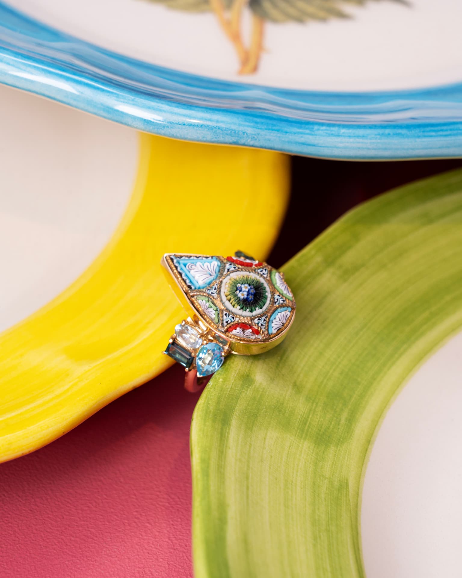 Anillo de micromosaico entre platos de colores