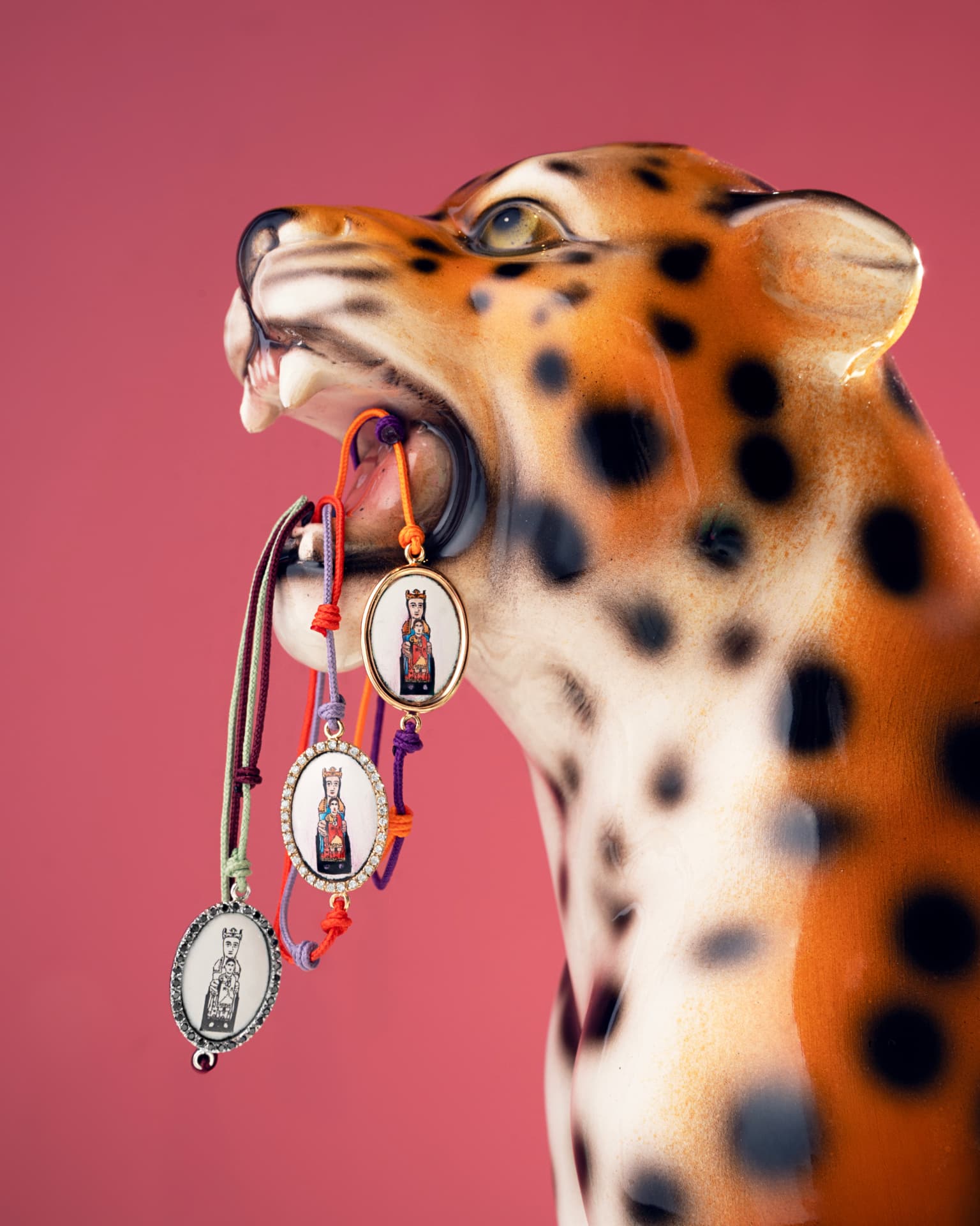 Pantera de cerámica con medallas colgantes