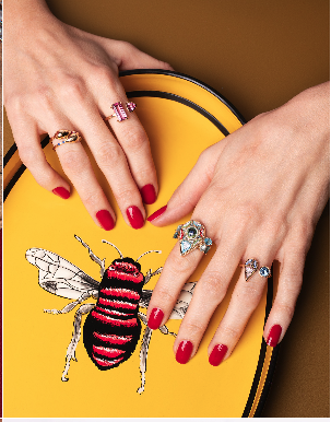 Anillos de turmalina sobre bandeja con abeja