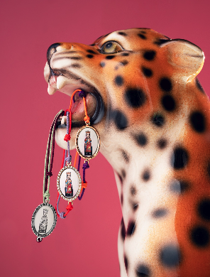Pantera con medallas, animales y color en el universo de Cristina